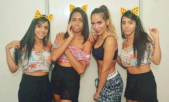 MC Loma e gêmeas da lacração com Anitta/ Crédito imagem : Instagram